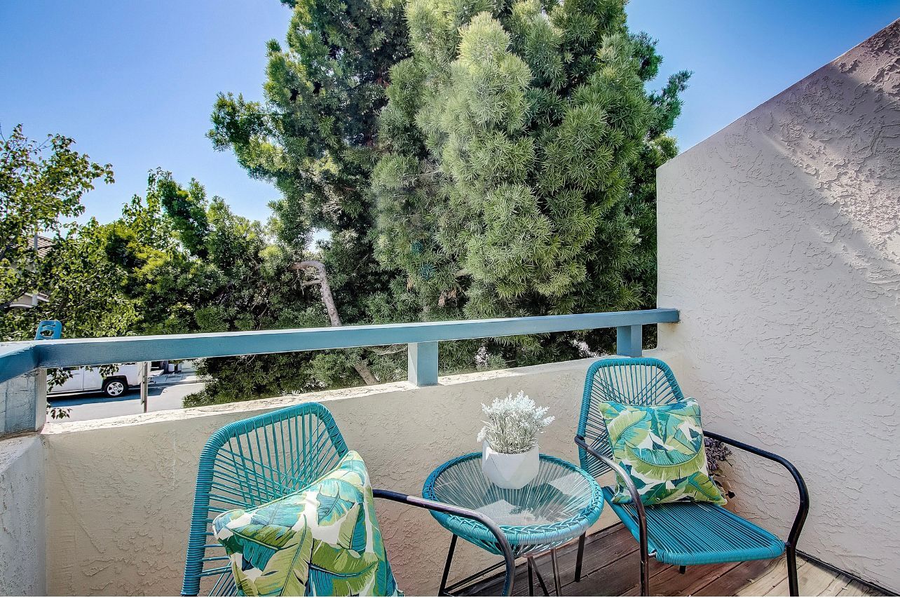 Building Photo - 1303 Victoria Ter