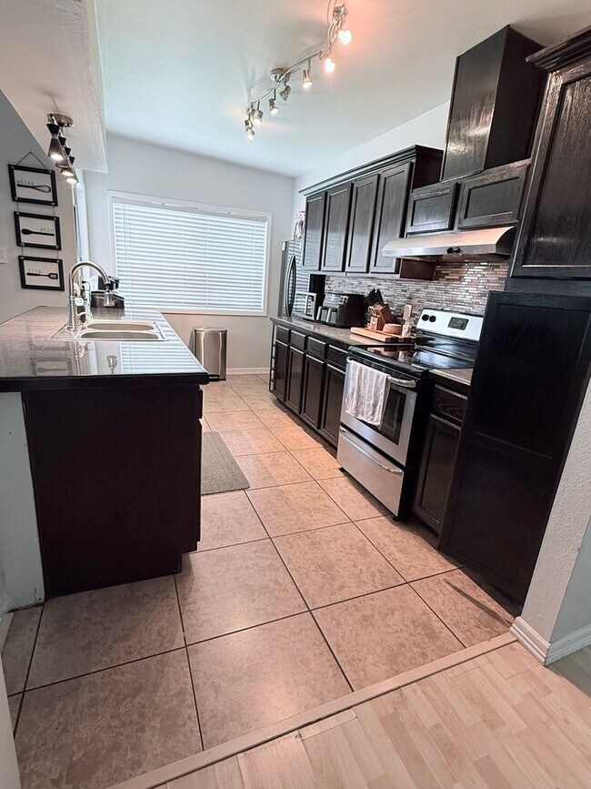 Building Photo - Northeast El Paso 3Bed/2Bath Refrig A/C