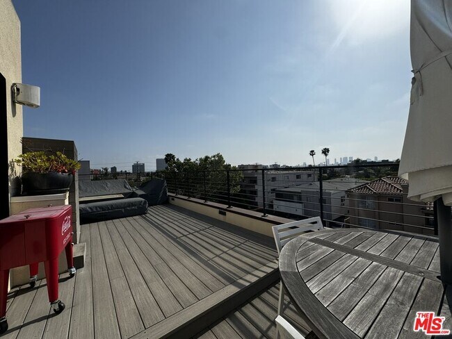 Building Photo - 140 S Hayworth Ave