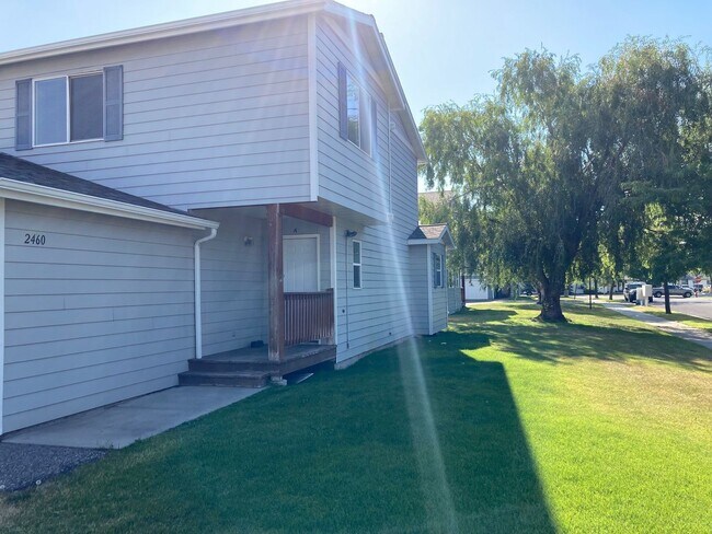 Building Photo - Bright & Convenient Townhouse Living!