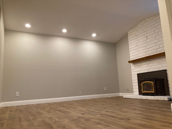 Building Photo - 1382 Love Way