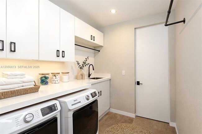 Building Photo - 5401 Pine Tree Dr