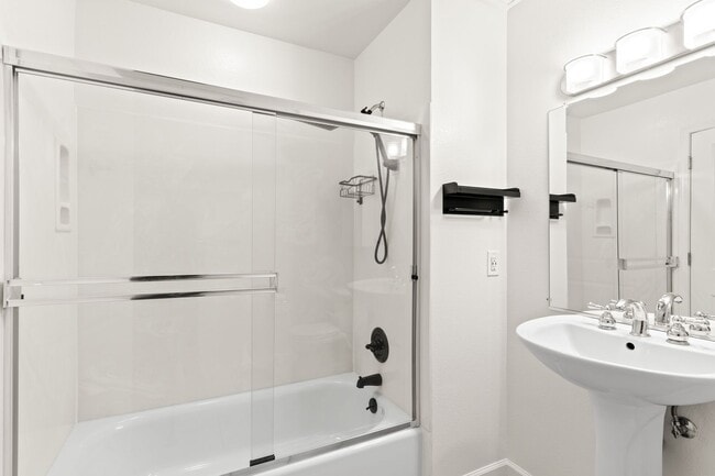 Building Photo - Downtown Oakland Condo w/ Parking & In Unit Laundry