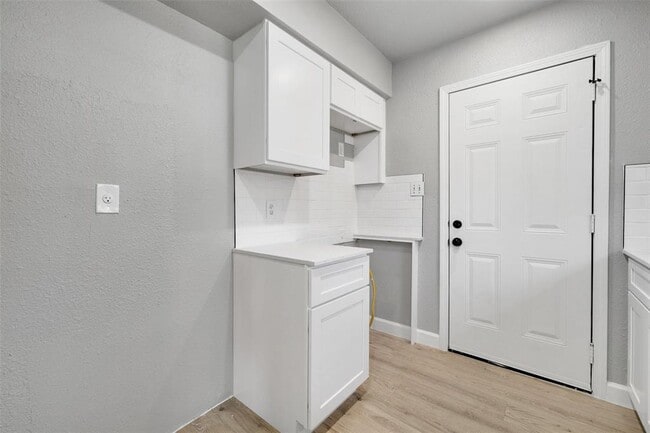 Building Photo - 7000 Carwill Dr