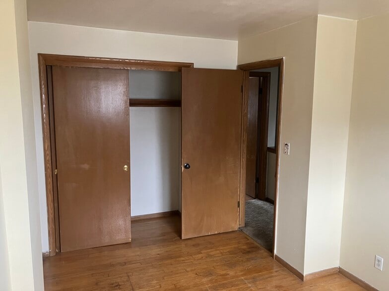 Building Photo - 1422 Willow Ln