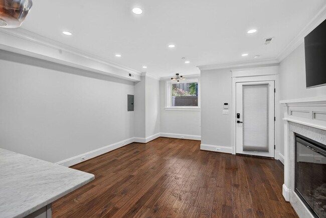 Building Photo - Bright Adams Morgan Condo with Den, Two Full Baths & In-Unit Laundry