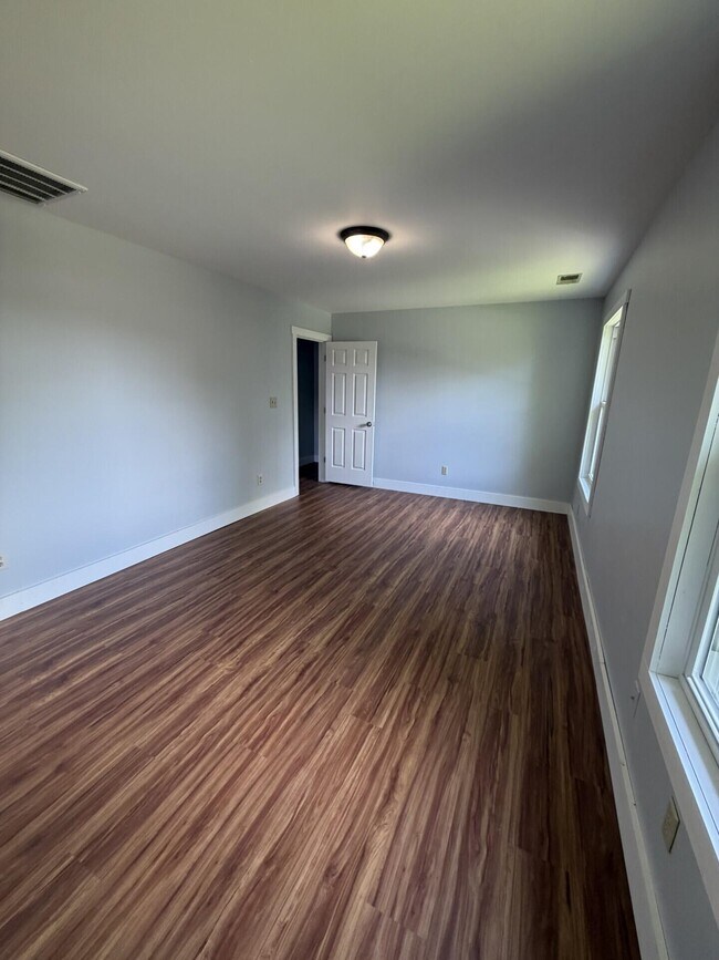 Building Photo - 721 Wayland Dr