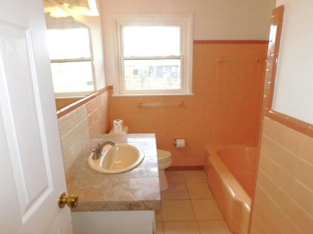 Building Photo - 2407 Summerland Dr