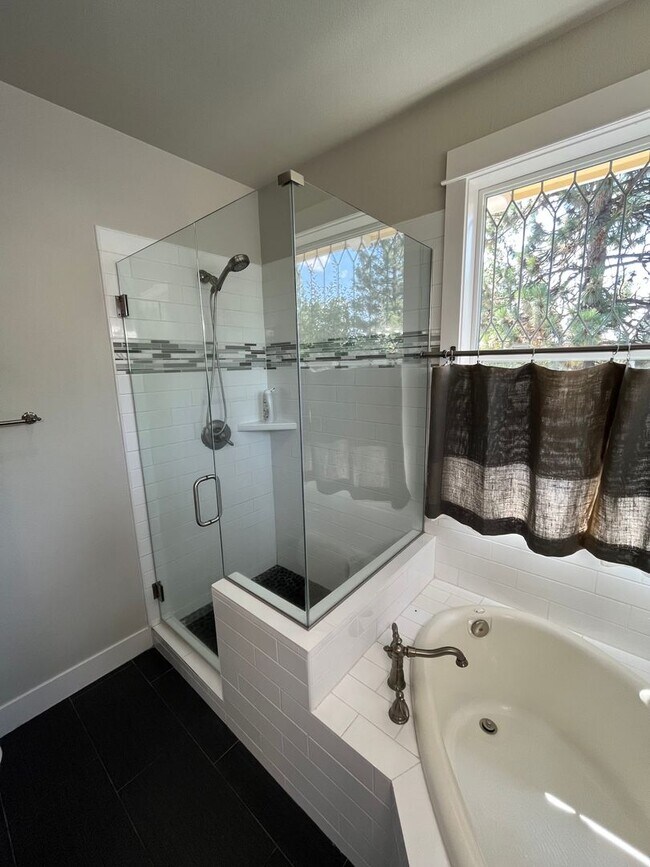 Building Photo - 3 Bed/2.5 Bath In The Heart of NW Crossing - Sacagawea