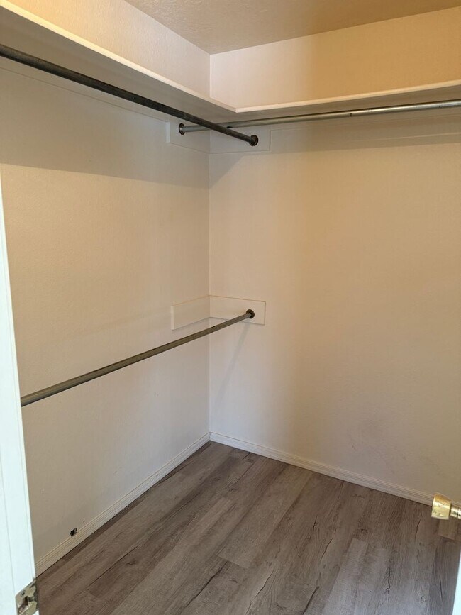 Building Photo - Nice, spacious 3 br, 2 Bath with major kit...