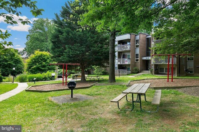Building Photo - 2305 Greenery Ln