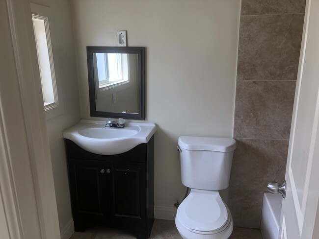 Master bedroom bathroom - 112 E 88th Pl