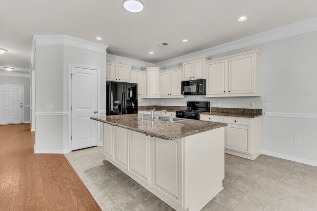 Building Photo - 5 Bedroom 3 Bath Home Located in Sophia Landing in Goose Creek