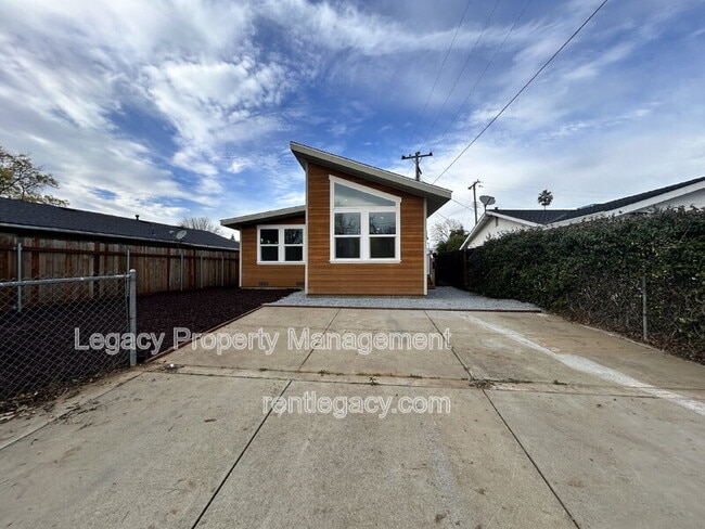 Building Photo - 10753 Oakton Way