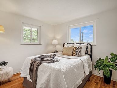 Building Photo - Adorable two bedroom, one bathroom, wester...