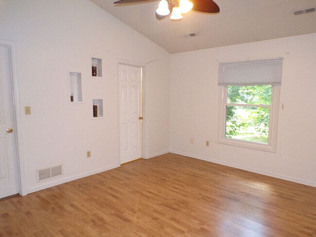Building Photo - Nice 3 Bedroom 2 Bathroom House In South C...