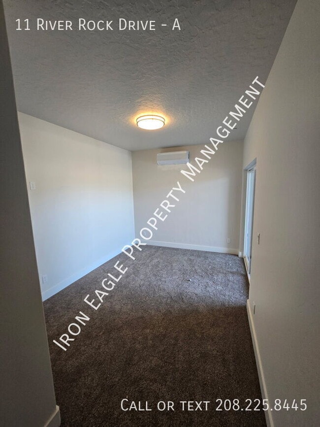 Building Photo - 11 River Rock Dr