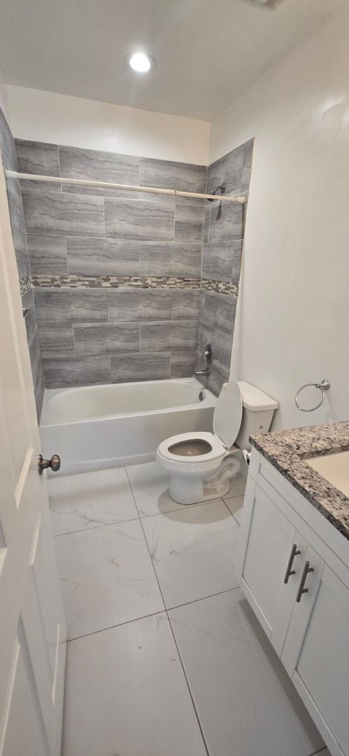 Building Photo - Newer Three Bedroom, 2 Bath, 1 Car garage-...
