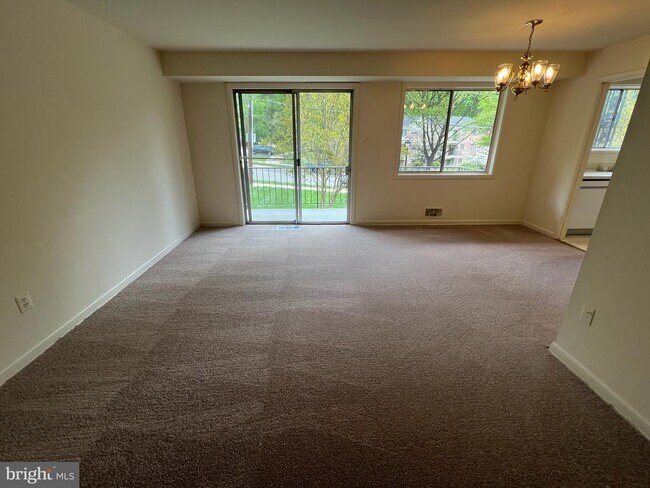 Building Photo - 10624 Kenilworth Ave