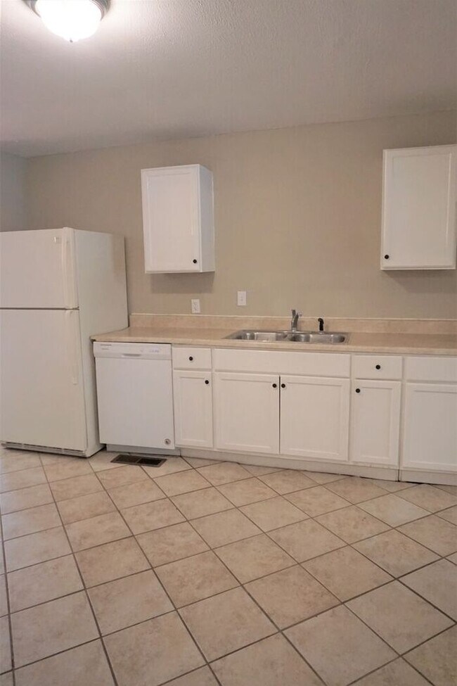 Building Photo - 3 Bed 2 Bath 1 Car Garage -The Village NW OKC