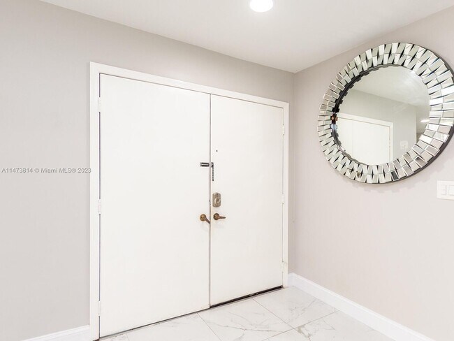 Building Photo - 741 E Plantation Cir