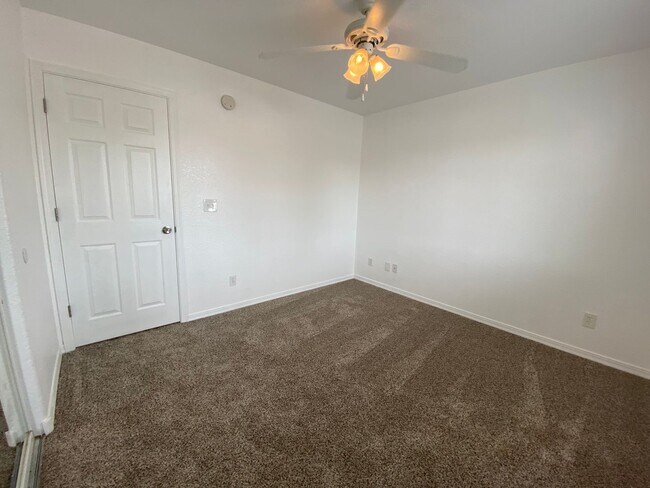 Building Photo - Great 3 Bedroom Home in Golden Valley on Pavement!
