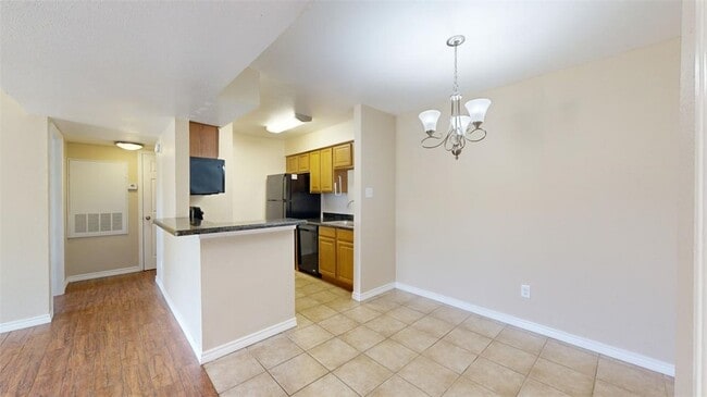 Building Photo - 904 University Oaks Blvd