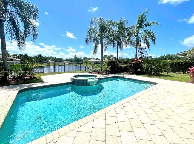 Building Photo - 2547 Montclaire Cir