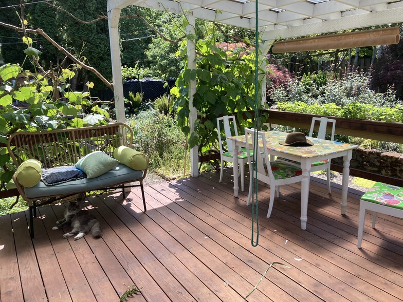 Huge covered deck - 5055 NE 87th Ave