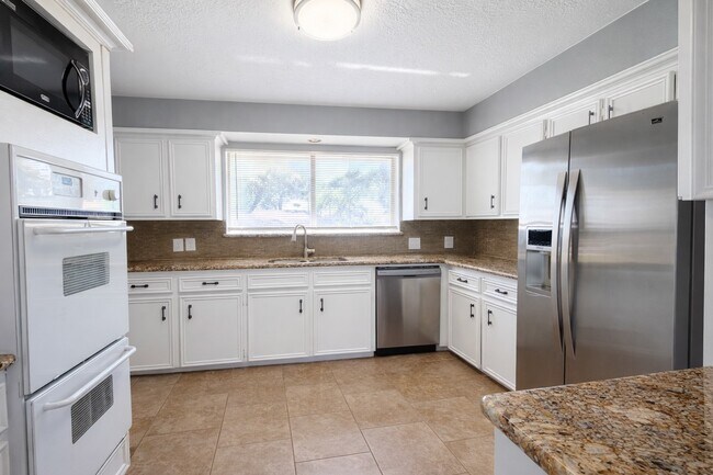 Building Photo - 703 Bayview Dr