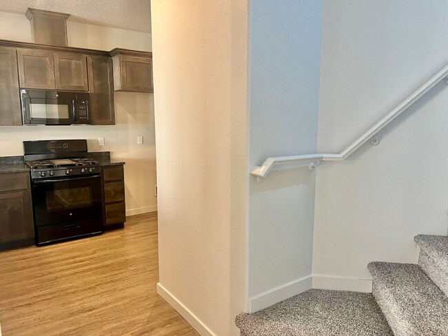 Building Photo - Beautiful Newer Built Home Central location!