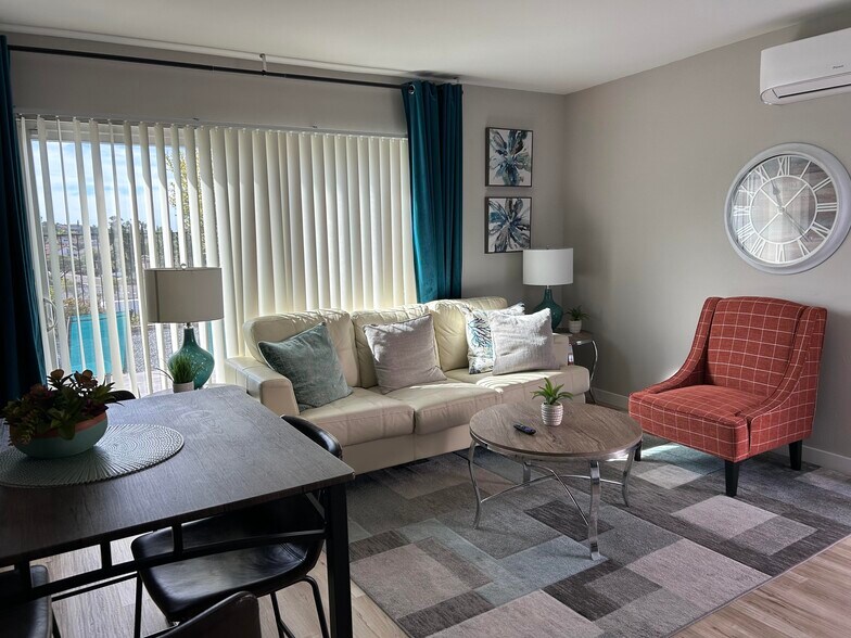 Primary Photo - 7880 Laurelridge Rd