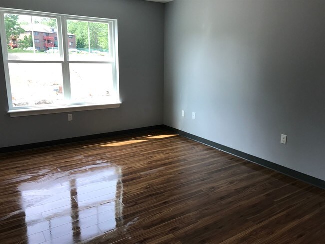 Building Photo - 10 E Ridge Dr