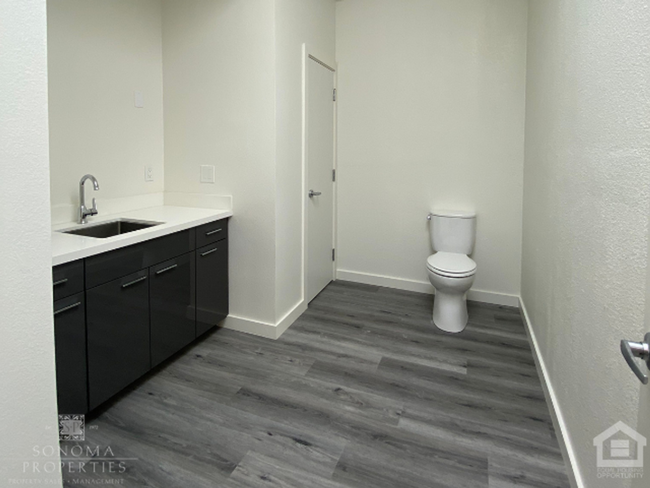 Building Photo - Updated 2BD/1BA Live/Work Loft-Style Apart...