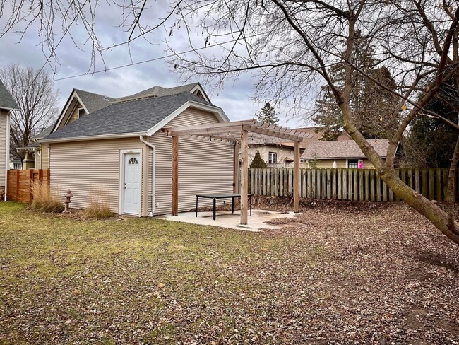 Building Photo - 2023 E Beverly Rd