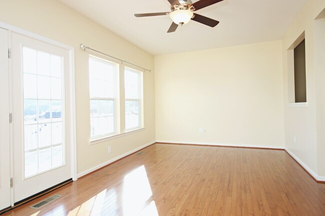 Building Photo - Pet Friendly End-unit Pantops Townhome (Le...