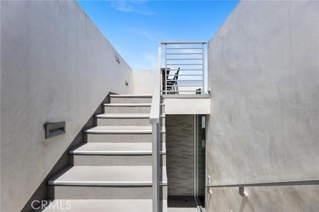 Building Photo - 726 Loma Dr