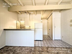 Building Photo - Pre-Lease!! Spacious 1 bed/1 bath Universi...