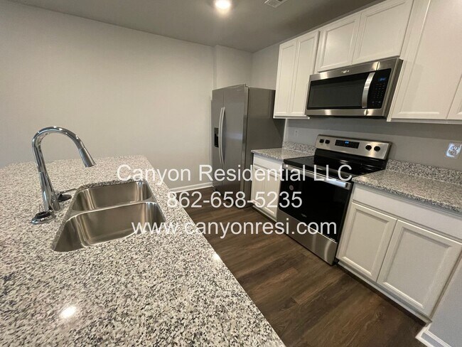 Building Photo - Great Location near everything, beautirul 4 Br 2 Bath