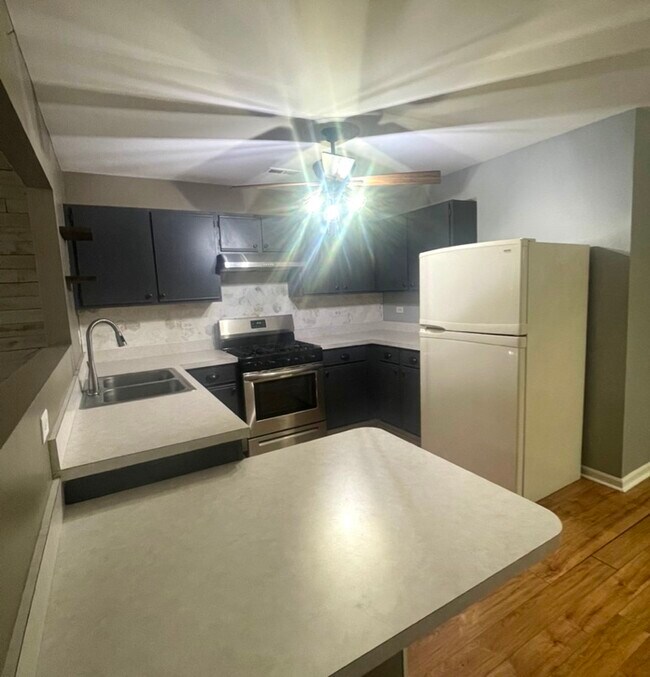 Building Photo - 939 Symphony Dr