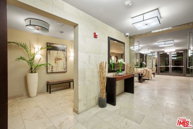 Building Photo - 447 N Doheny Dr