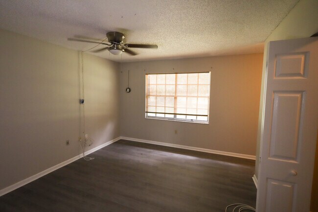 Building Photo - 66 Silver Ln
