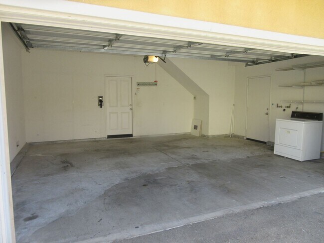 Building Photo - *Reduced* 3 bedroom, 2.5 bath townhome on Dronfield in Polk Village complex