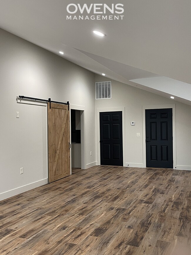 Building Photo - Upscale Living in Downtown Apartment