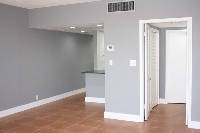 Building Photo - 4747 Collins Ave