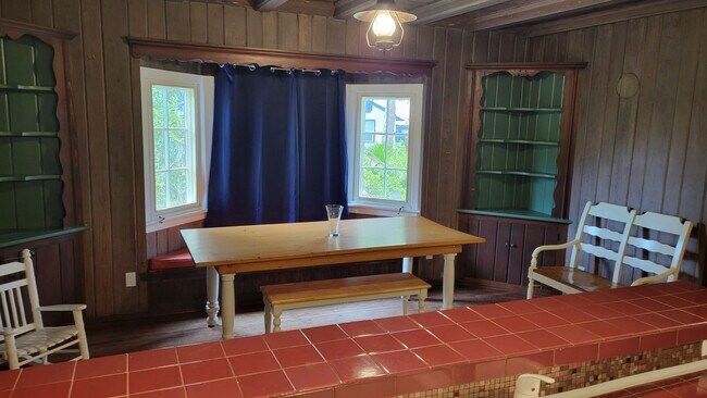 Building Photo - Annual/short term or seasonal turnkey furn...