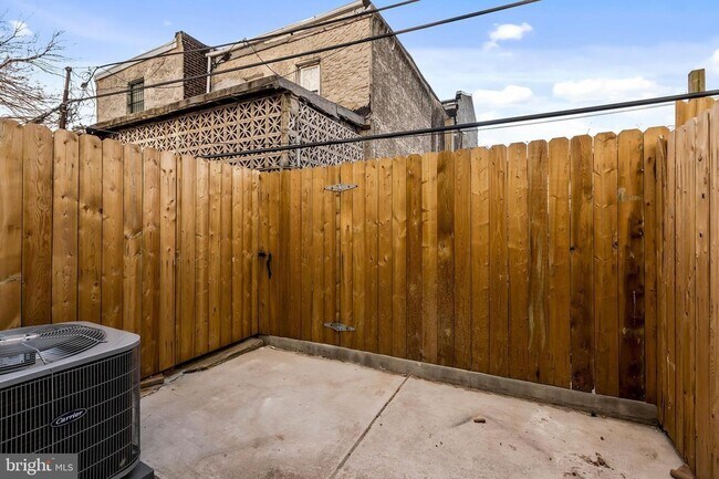 Building Photo - 2154 N Fairhill St