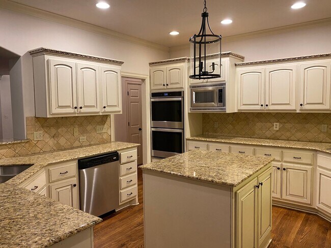 Building Photo - Lovely Stone/Stucco Home Nestled In Cul-De...