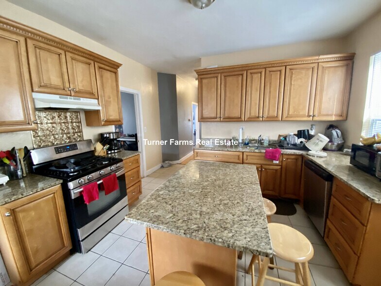 Building Photo - 8 Eldora St