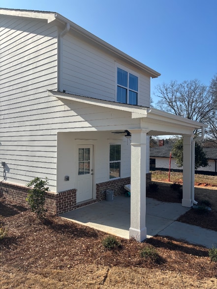 Building Photo - 303 Frasier St SE